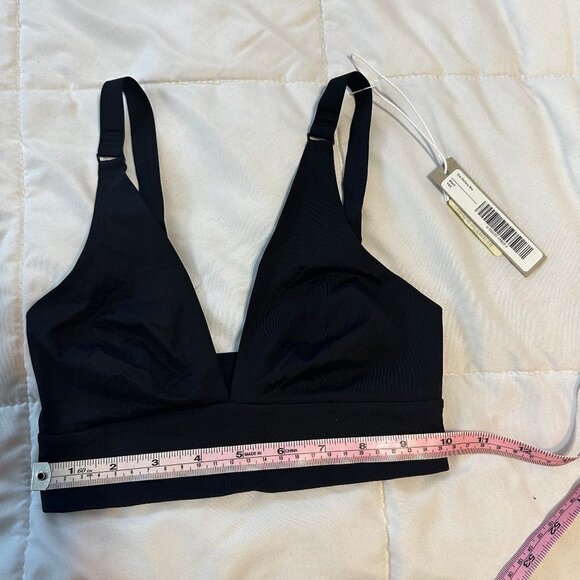 Everlane | The Invisible Bra - Picture 9 of 10